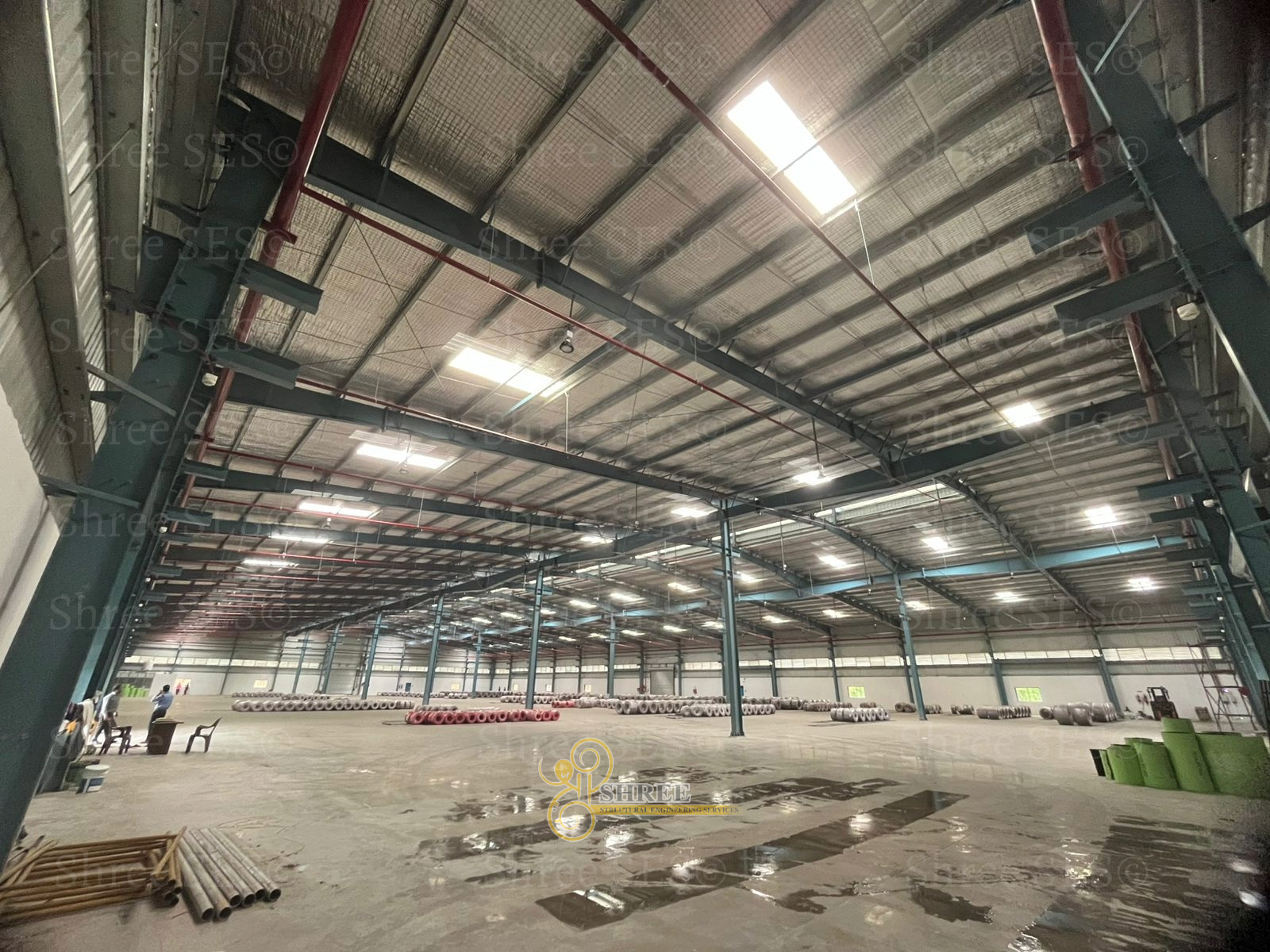 Robust BC-2 Module Design: 100,000 sq ft Industrial Facility Inside view of a massive 100,000 sq ft Pre-Engineered Building (PEB) utilizing a stable BC-2 module design for heavy industrial application.